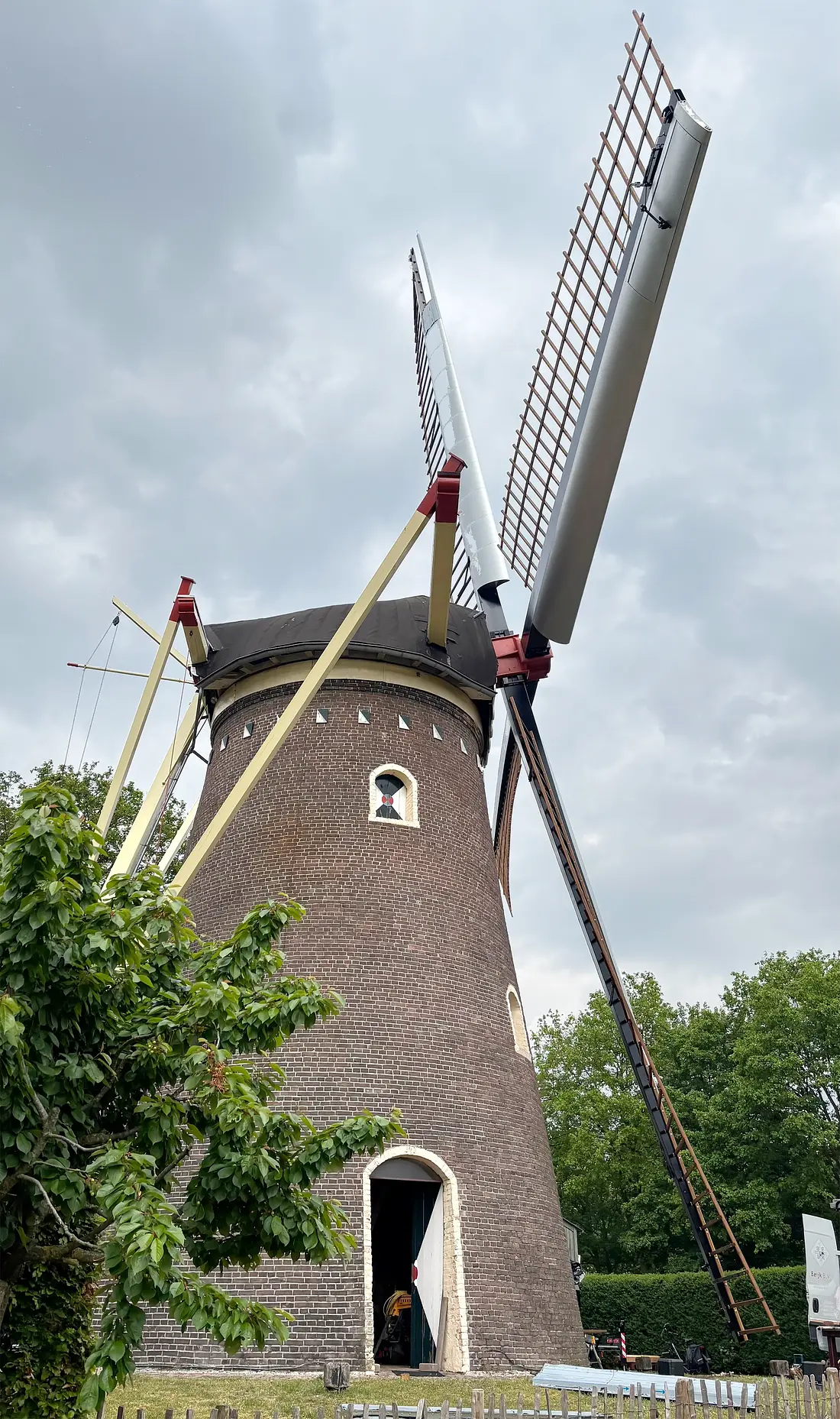 Molen 01228 Joannusmolen (Heumen), Ron Smit (04-05-2026)&nbsp;Rondom Van Bussel Neuzen gemonteerd en op de zijlroede remkleppen. | Database Nederlandse molens