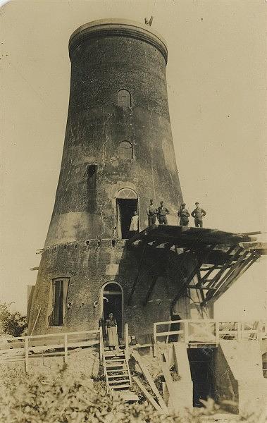 2, Molen 02542 a Polder Bergambacht  (Hoekse gang), Nieuwe Stenen Molen (Bergambacht), ansichtkaart van de sloop verstuurd 24-9-1918; collectie Paul van den Berg | Database Nederlandse molens