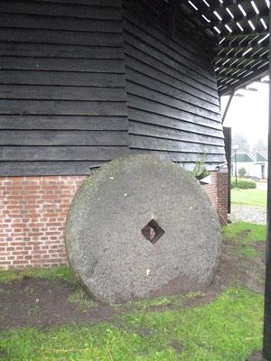 3, Molen 13013 Watermolen van Gemert (Gemert), Foto: Ton van Duijnhoven.De kantsteen die nu bij molen De Bijenkorf staat | Database Nederlandse molens