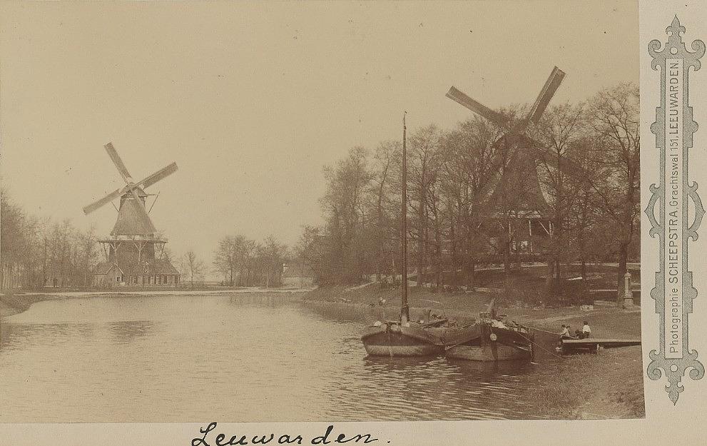 1, Molen 02982 g De Arend (Leeuwarden/ Ljouwert), Cabinet foto ca 1890? Links het Lam, Collectie Paul van den Berg | Database Nederlandse molens