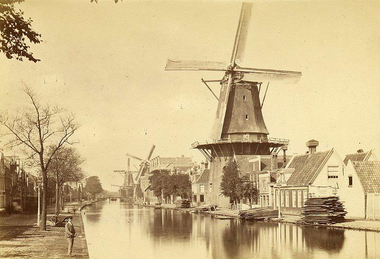 1, Molen 06493 p De Rosenboom (3e)/ De Rozenboom (Amsterdam), naam fotograaf / datum foto P. Oosterhuis (01-01-1870)
Oude foto niet opgeplakt. Bestaat ook als cabinetfoto met tekst: Phot. P. Oosterhuis Van voor naar achter: Rosenboom, De Lelie, De Wolf Opname 1870 - 1876
Collectie Paul van den Berg | Database Nederlandse molens