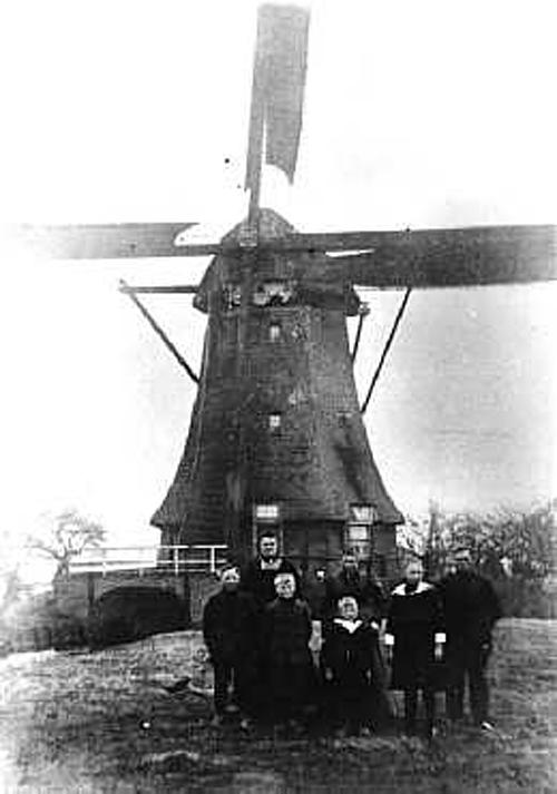 1, Molen 01074 a Broek en Lage Biezen, Broekse-, Hoekse- of Grote Molen (3e) (IJsselstein), Foto: n.n., 1910 met molenaar Teunis Timmer en zijn gezin (coll. NSR) | Database Nederlandse molens