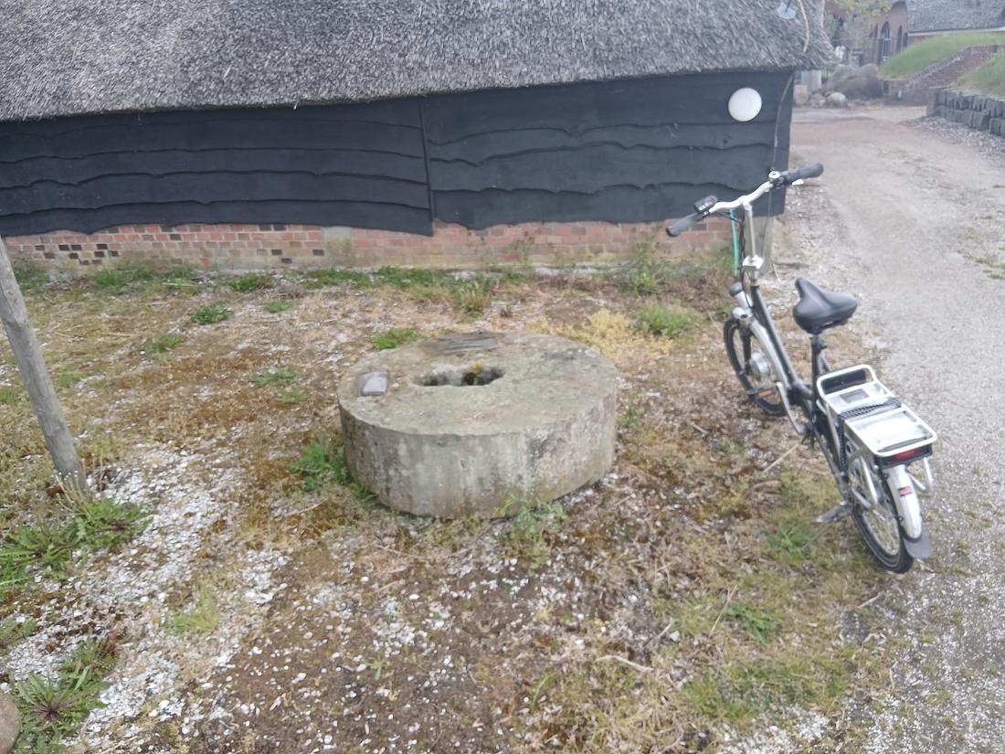 2, Molen 00488 De Drie Gezusters (Zoutkamp), Foto van Gijs Dinand Nienhuis (14-05-2026),
één van de twee&nbsp; pelstenen die er nog te vinden zijn in Zoutkamp&nbsp;
&nbsp; | Database Nederlandse molens