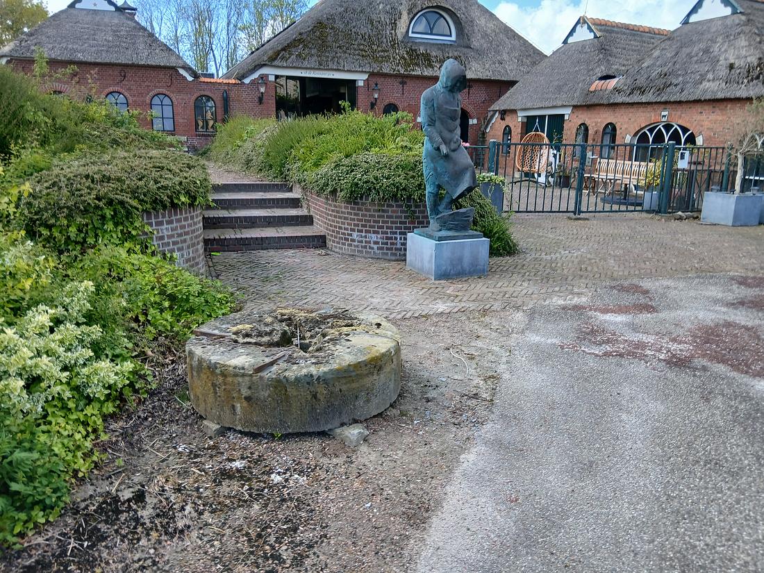 3, Molen 00488 De Drie Gezusters (Zoutkamp), Foto van Gijs Dinand Nienhuis (14-05-2026),
één van de twee&nbsp; pelstenen die er nog te vinden zijn in Zoutkamp&nbsp;
&nbsp; | Database Nederlandse molens