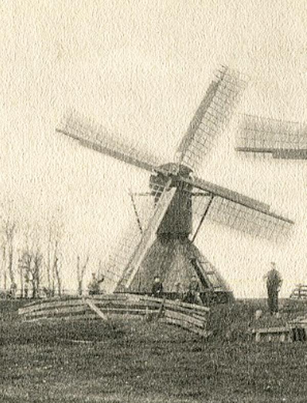 Molen 03674 d Polder 243 (Heeg/ Heech), deel van ansichtkaart verstuurd 24-6-1903, collectie Paul van den Berg.&nbsp; | Database Nederlandse molens