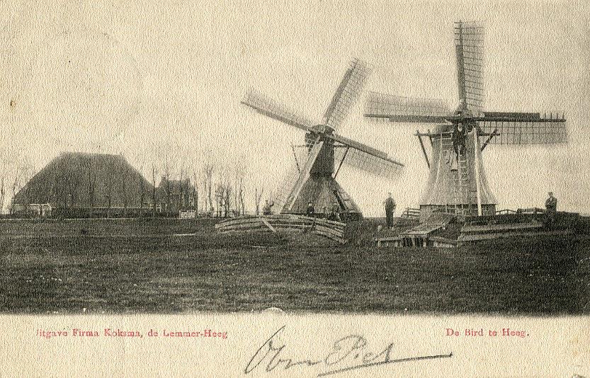 1, Molen 03674 d Polder 243 (Heeg/ Heech), ansichtkaart verstuurd 24-6-1903, collectie Paul van den Berg. Links de molen van de polder 243, rechts de molen van de polder 242 | Database Nederlandse molens