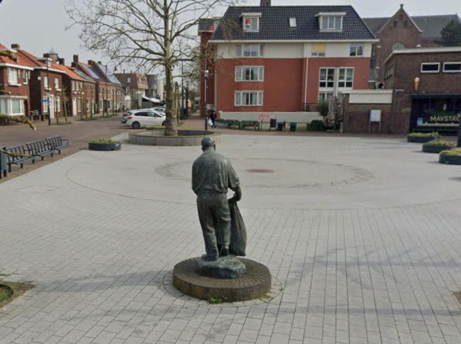 1, Molen 13307 Zelden Rust (voorganger) (Made), op het molenplein zijn de contouren van de molen aangebracht, ook een beeld van de mulder op een oude molensteen. | Database Nederlandse molens