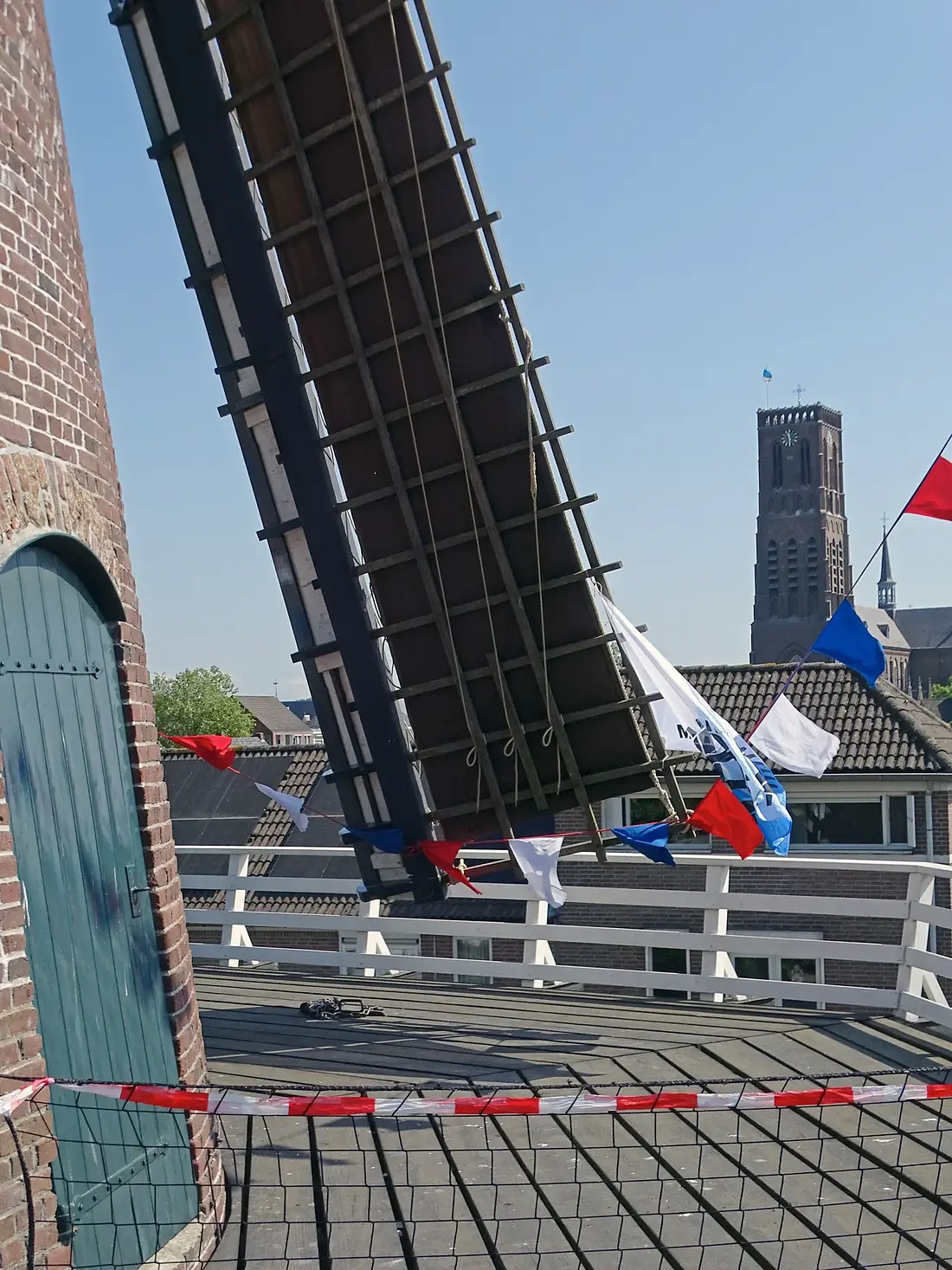5, Molen 02586 Nieuw Leven (Oss), Martin E. van Doornik (09-05-2026)&nbsp;Ensemble-waarde: De molenstelling met zicht op de imposante stompe toren van de Grote Kerk van Oss. | Database Nederlandse molens