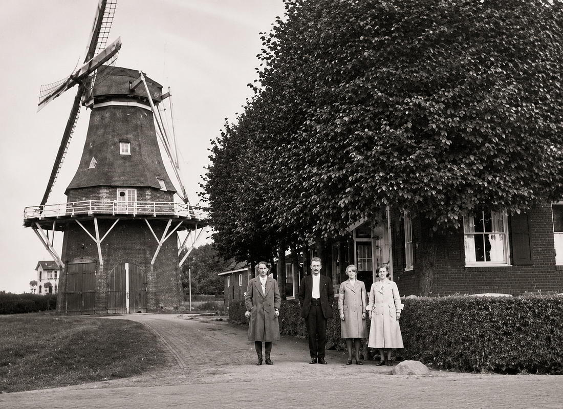 2, Molen 00592 De Kleine Molen / Lutje Meulen (Blijham), Ingezonden door Petra Dreves, foto van D. Dreves, opname 1945.&nbsp;
vlnr: echtpaar Elsje en Jacob vd Poel, Hennie Poel (zus van Elsje Poel) en&nbsp; Elsien Poel (moeder van Elsje) | Database Nederlandse molens