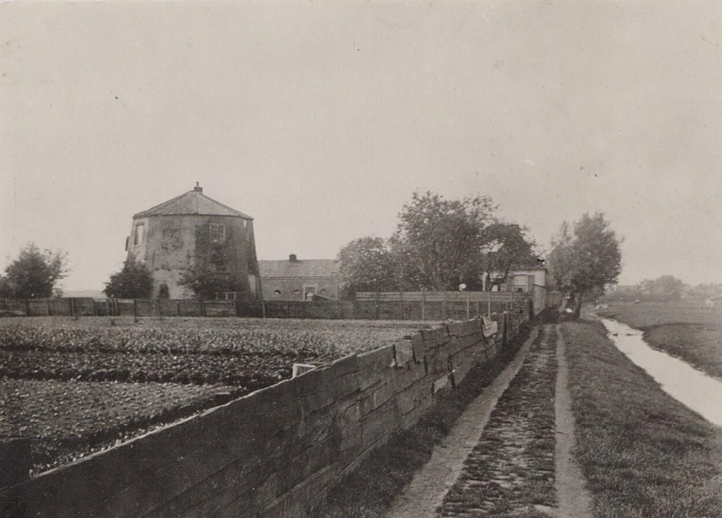 1, Molen 06657 l De Zwaan / De Kleine Zwaan (Amsterdam), Foto: collectie Beeldbank Amsterdam
Gezien richting de Boerenwetering met op de voorgrond het Verwerspad. Links is de romp van de tabaksmolen De Zwaan, gebouwd in 1783, later bekend als korenmolen De Duif.Collectie Stadsarchief Amsterdam: foto'sDatering&nbsp;1903 ca. | Database Nederlandse molens