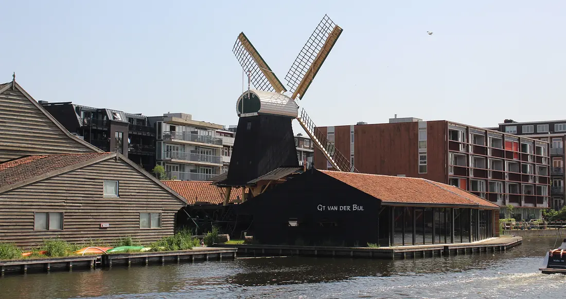 3, Molen 02484 a De Otter (Amsterdam), Denis Van Cronenburg (23-05-2026)De gerestaureerde bijgebouwen. | Database Nederlandse molens