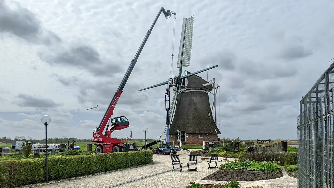 4, Molen 04450 De Eendracht (Sebaldeburen), Henk Berends (16-04-2026)&nbsp;De molen krijgt een nieuwe buiten roede (nr. 10), gemaakt door molenmaker Dijkstra uit Sloten (Fr.) | Database Nederlandse molens