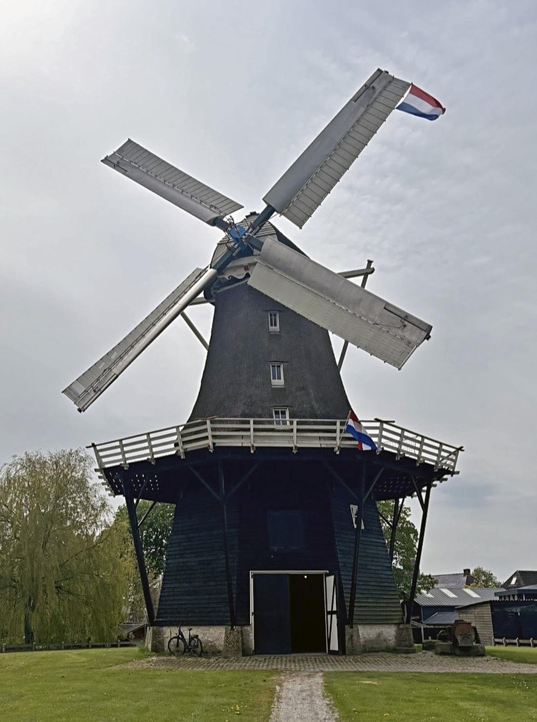3, Molen 13211 Windlust (Burum / Boerum), Job de Groen (27-04-2026)
De Windlust draaiend op Koningsdag, vandaar dat er een vlag in een van de enden is geknoopt. | Database Nederlandse molens