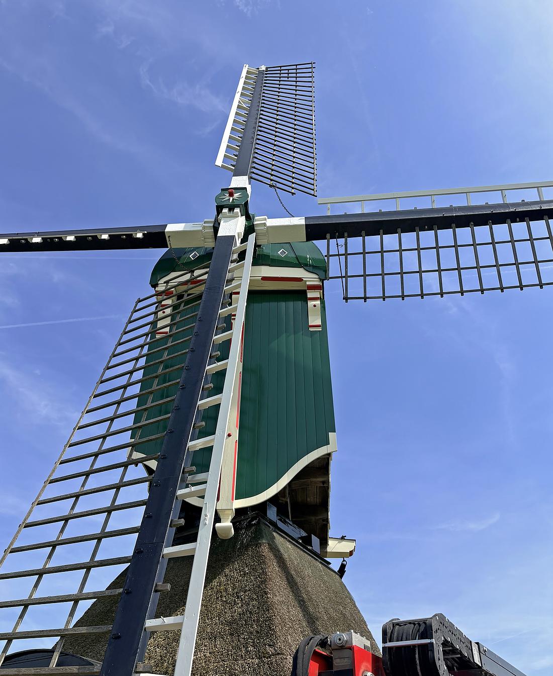 6, Molen 00023 Kockengense Molen (Kockengen), Bjorn Jannink (30-05-2026)
De molen in zijn nieuwe gedaante met de nieuwe kleurstelling en verticale bekleding op het stormbint, iets wat met de restauratie van 1984 was weggerestaureerd. | Database Nederlandse molens