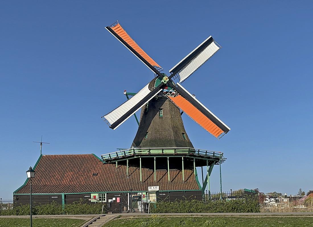 1, Molen 06908 De Kat (Zaandam), Job de Groen (21-04-2026)
De Kat malend met „4 in top” bij een straffe oostenwind. | Database Nederlandse molens