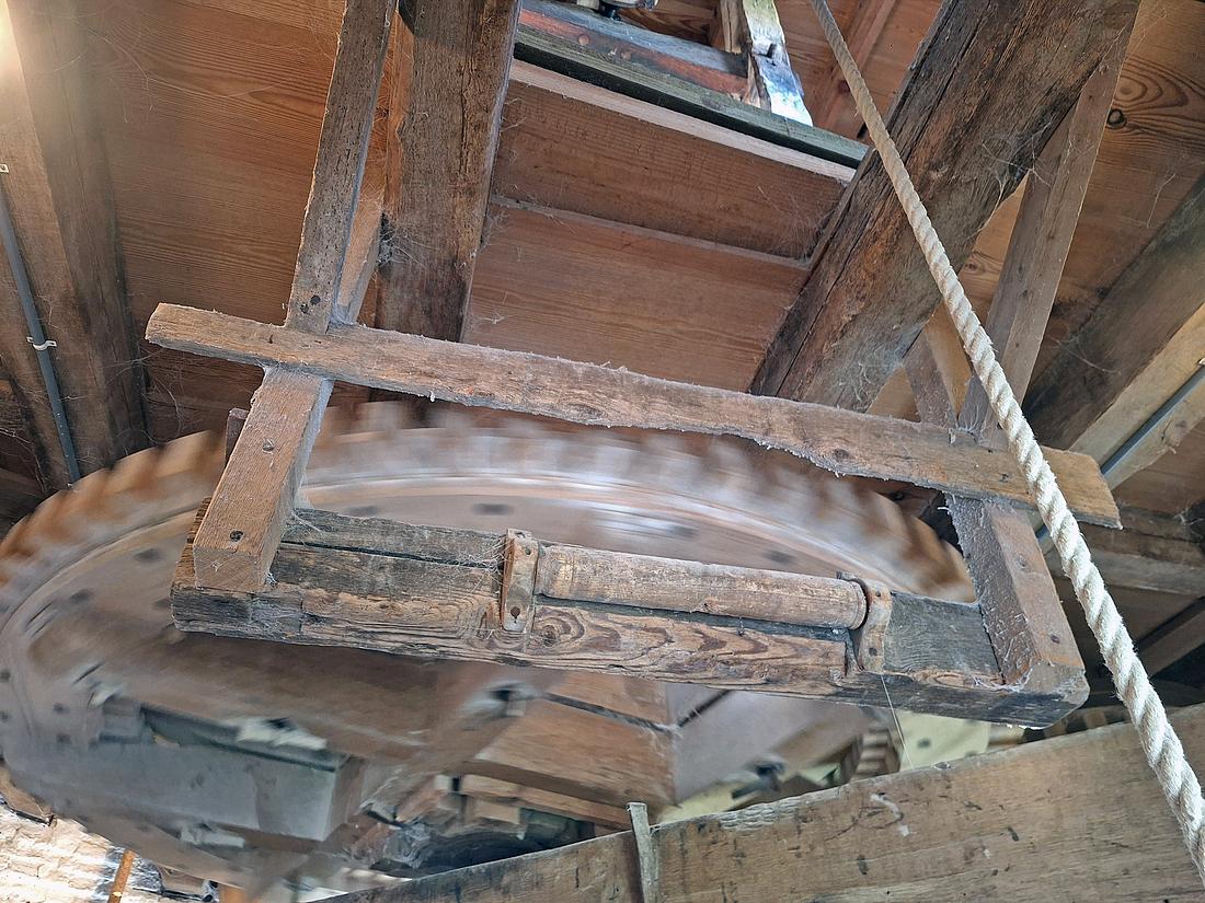 12, Molen 01865 De Oude Molen (Fijnaart), Jay Verkerk (22-03-2026)
Een rol houdt het luitouw van het spoorwiel af. | Database Nederlandse molens