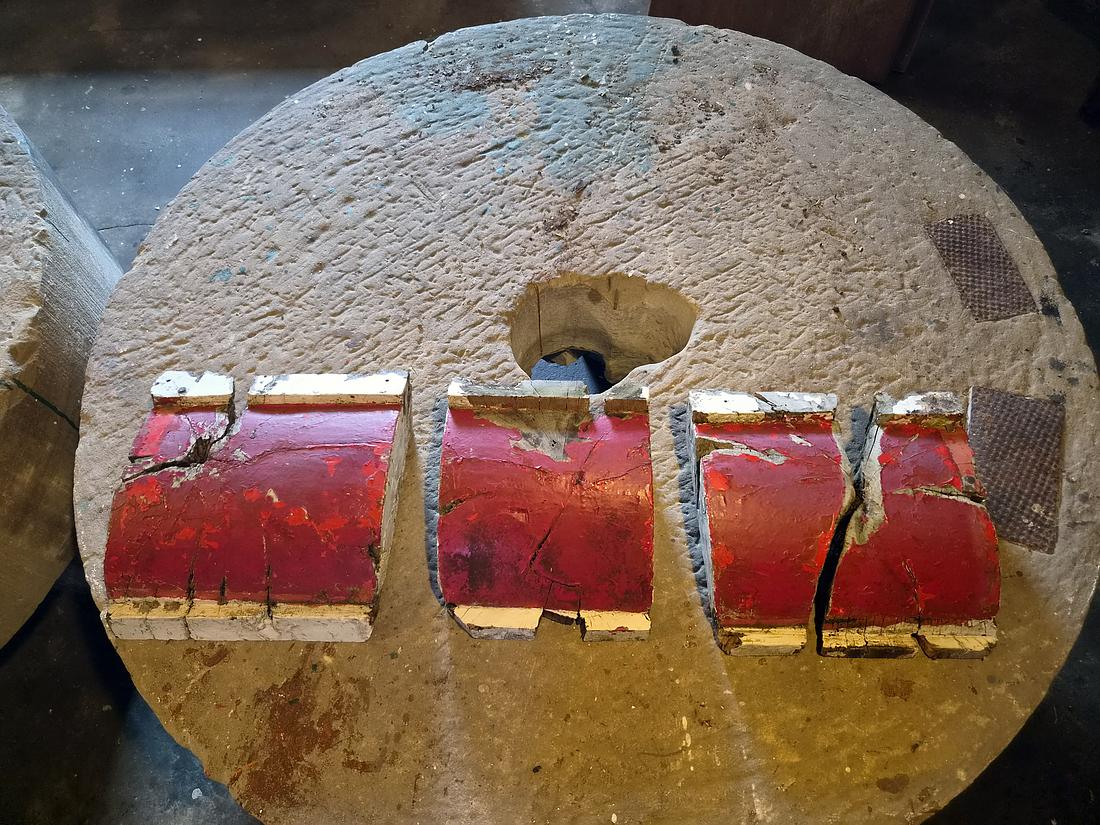 10, Molen 06410 De Meeuw (Garnwerd), Alex Buist (20-06-2026)
De afgezaagde koppen van de voeghouten en steunder op een pelsteen, die beneden ligt opgesteld. | Database Nederlandse molens