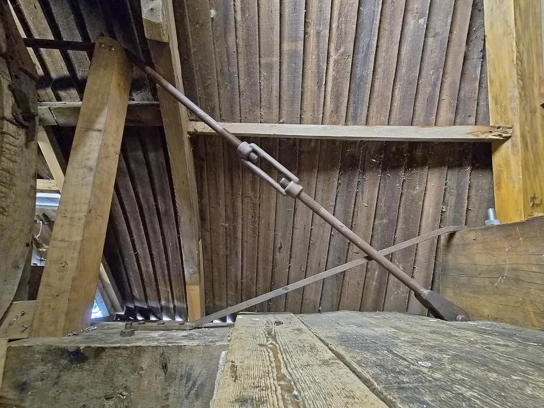26, Molen 06410 De Meeuw (Garnwerd), Alex Buist (20-06-2026)
De nieuwe trekstangen in de kap. | Database Nederlandse molens