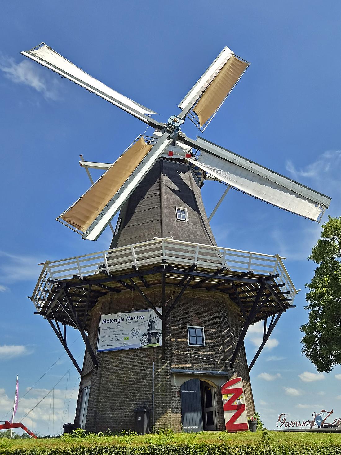 Molen 06410 De Meeuw (Garnwerd), Alex Buist (20-06-2026)De molen is opgeleverd, nu met zwarte buitensluiting en stellingschoren. | Database Nederlandse molens