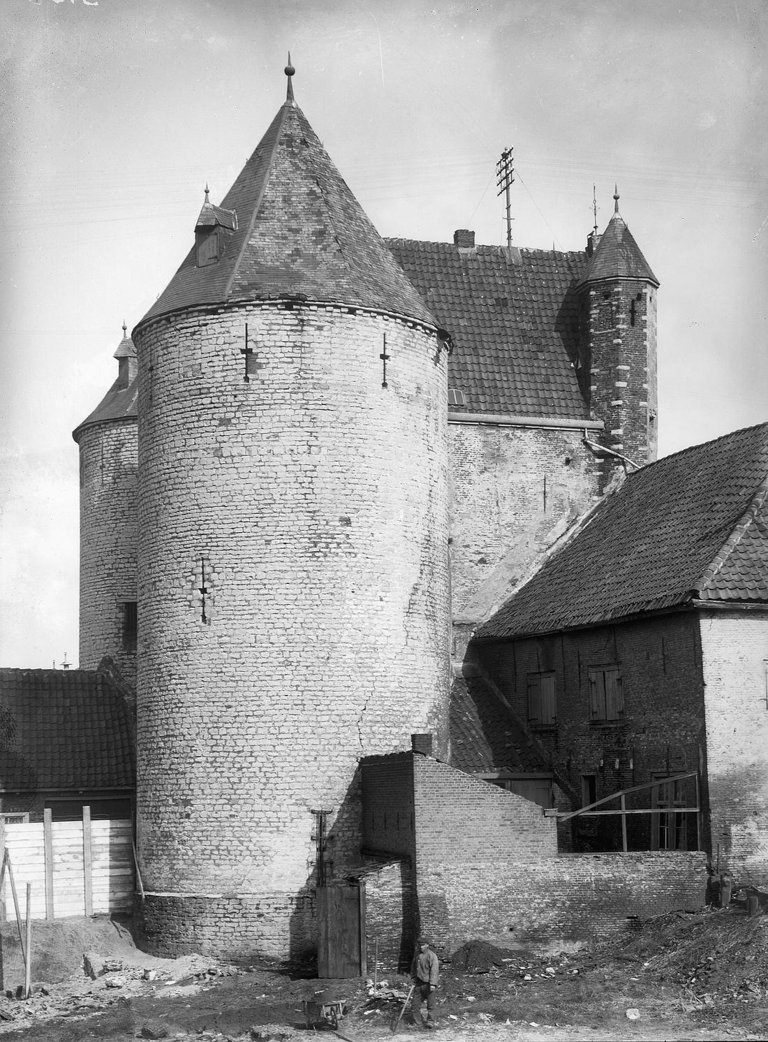 1, Molen Grutmolen 'Bruyd op de Trappen' aan de Lievevrouwestraat (Bergen op Zoom), oude foto van de Gevangenenpoort rond 1908 | Database Nederlandse molens