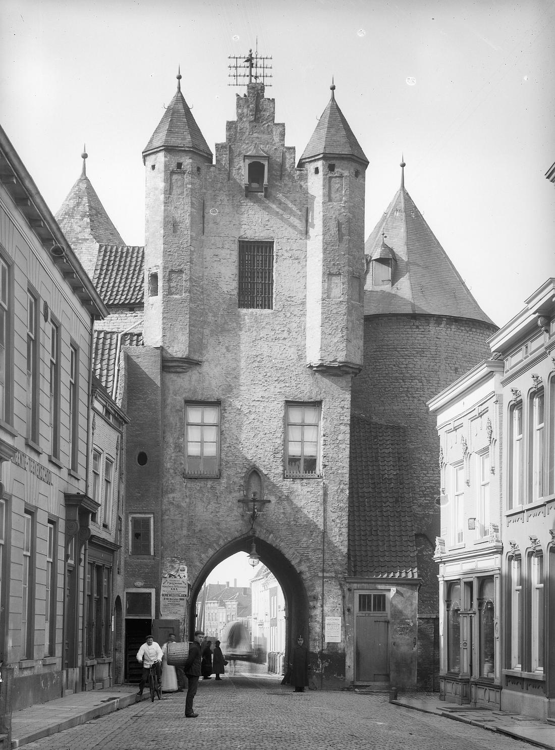 2, Molen Grutmolen 'Bruyd op de Trappen' aan de Lievevrouwestraat (Bergen op Zoom), oude foto van de Gevangenenpoort rond 1908 | Database Nederlandse molens