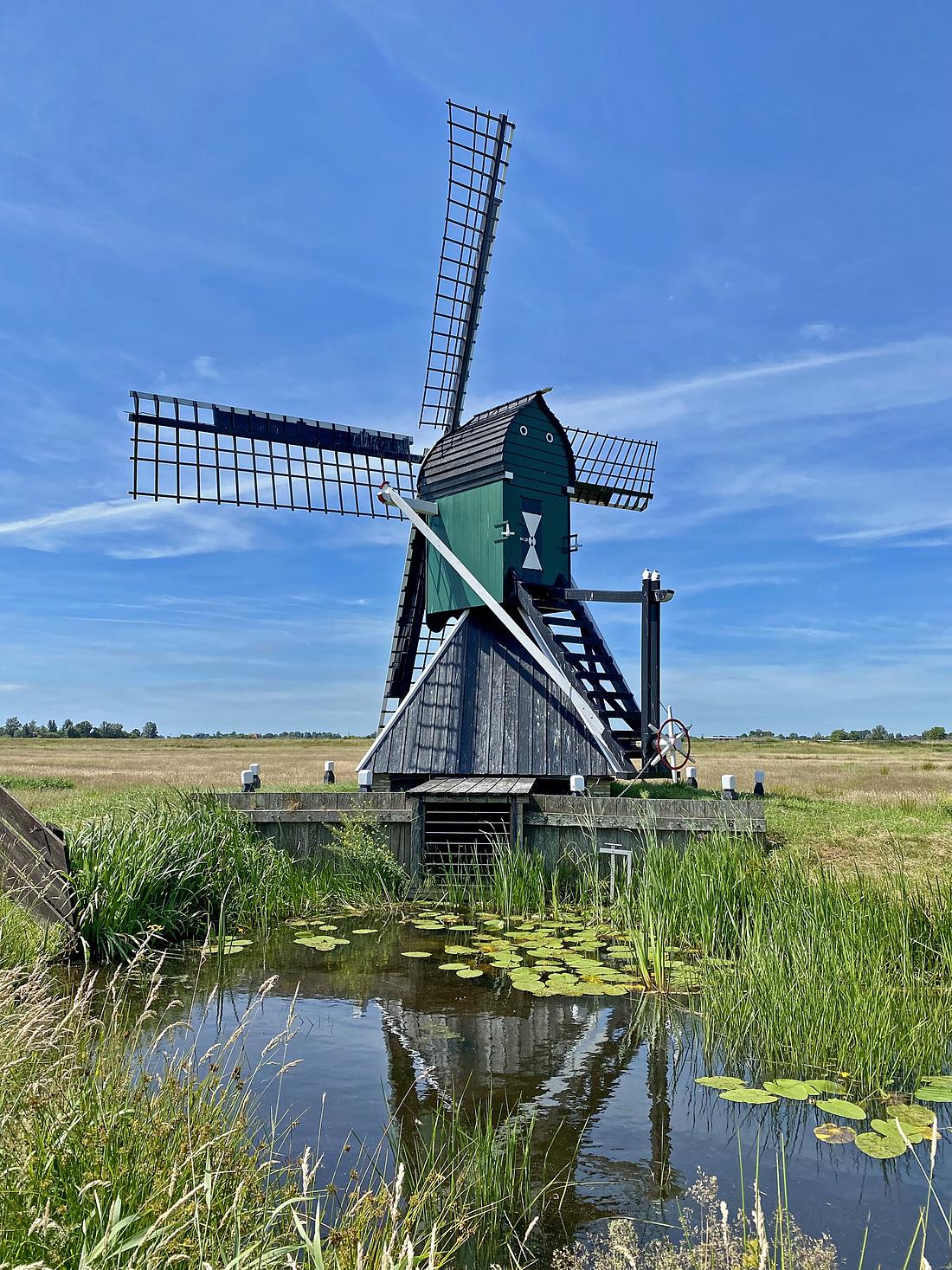 1, Molen 06441 De Bird / Koopmansmolen (Grouw / Grou), Reinder Boorsma (22-06-2026)
De molen met de utskoat mooi in het landschap. | Database Nederlandse molens