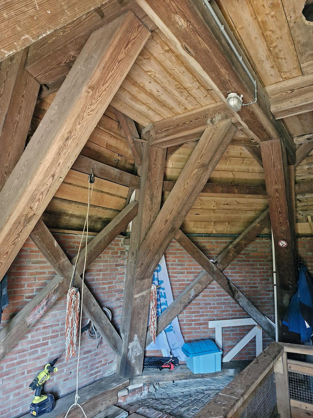 7, Molen 04423 De Witte Molen (Glimmen), Rob Hoving (25-06-2026)De begane grond in de molen. Opvallend is dat de veldregels een flink stuk onder de legeringsbalken zitten. De zoldervloer rust dus niet zoals gebruikelijk op de veldregels. | Database Nederlandse molens