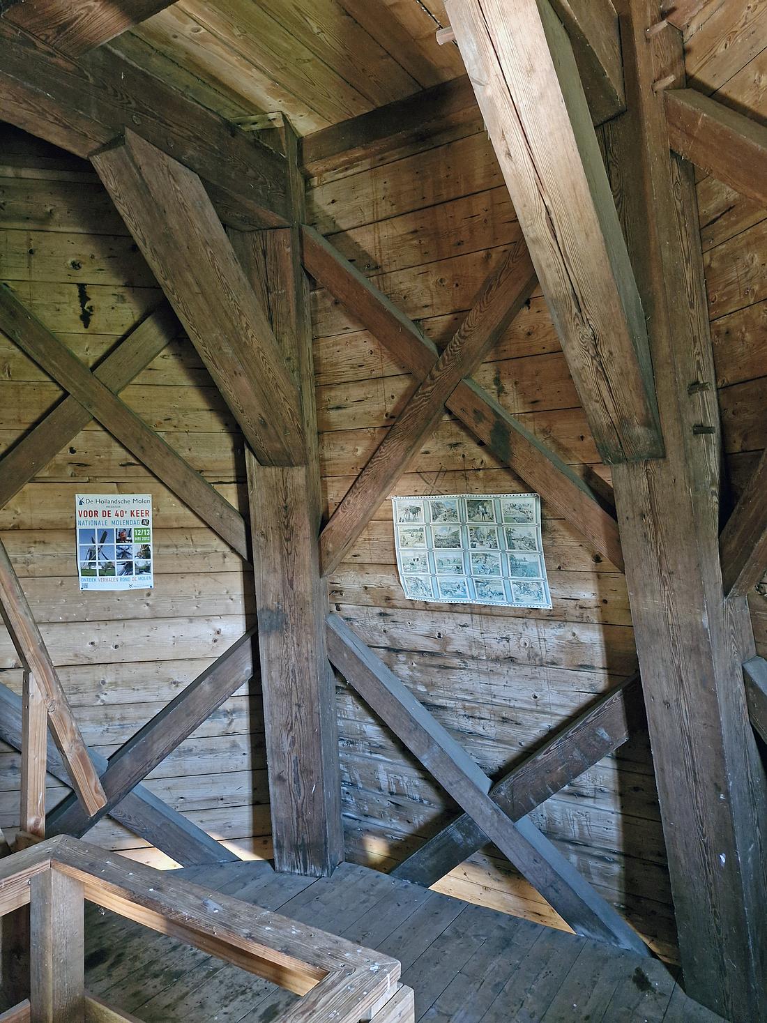 9, Molen 04423 De Witte Molen (Glimmen), Rob Hoving (25-06-2026)Zicht op de constructie van het achtkant in de tussenzolder. | Database Nederlandse molens
