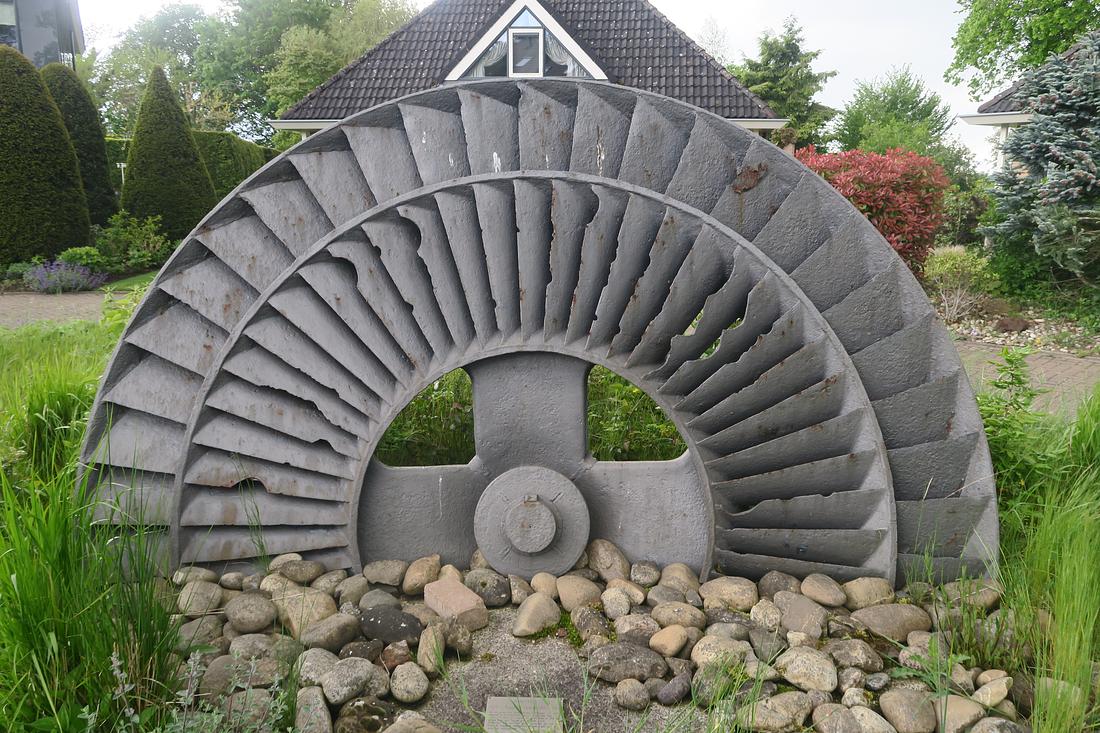 2, Molen 11243 Keppelse IJzergieterij (Laag-Keppel), Foto van Erwin Esselink, een foto van de turbine, die na afbraak van de ijzergieterij een plaats kreeg in de ter plekke gebouwde woonwijk.2 5 mei 2021. | Database Nederlandse molens