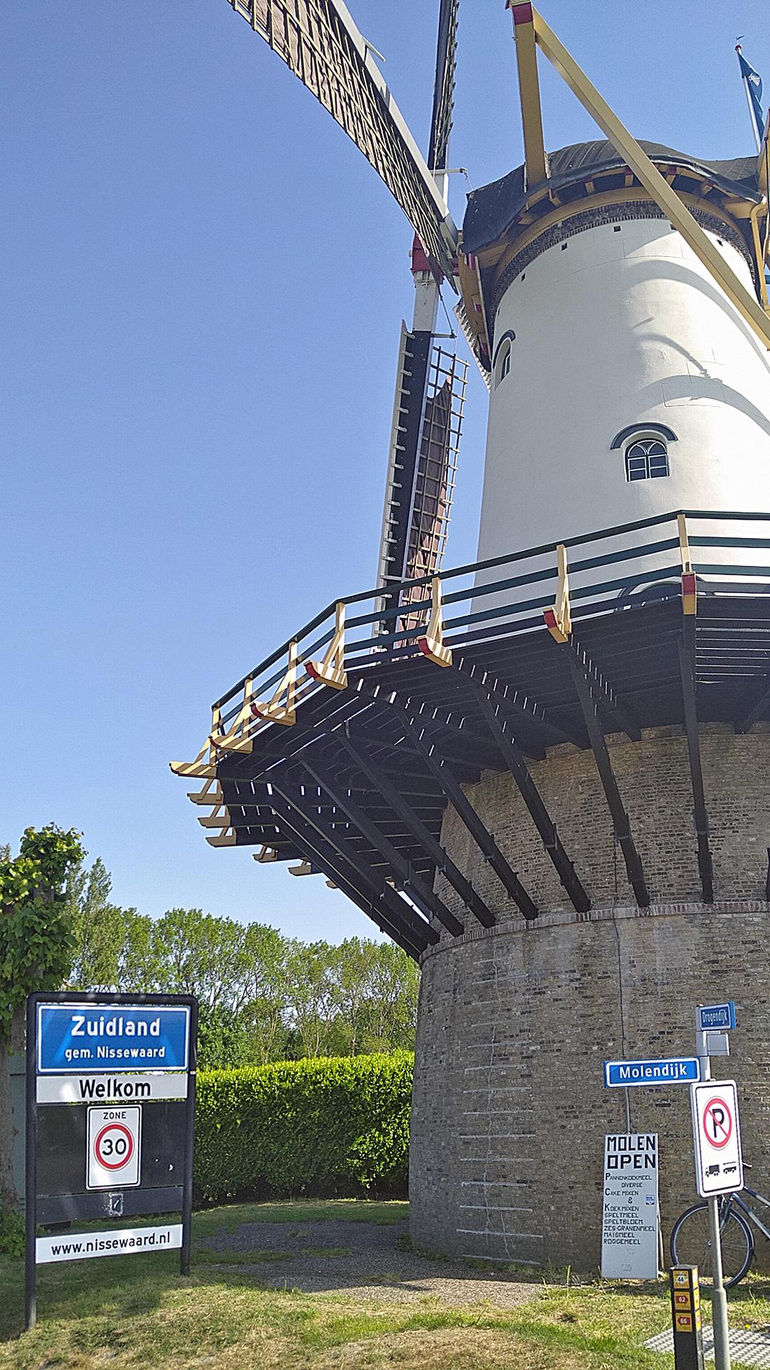 4, Molen 02771 De Arend (Zuidland), Ricardo de Romijn (14-05-2022)De molen staat naast het plaatsnaambord. | Database Nederlandse molens
