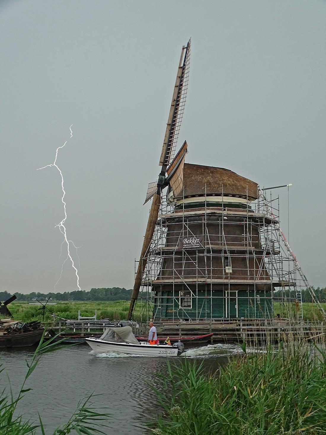1, Molen 00359 Molen D / Oosterdel (Broek op Langedijk), Martin E. van Doornik (27-06-2026)De molen staat momenteel in de steigers. Het ging juist flink onweren, straks gevolgd door slagregens! | Database Nederlandse molens