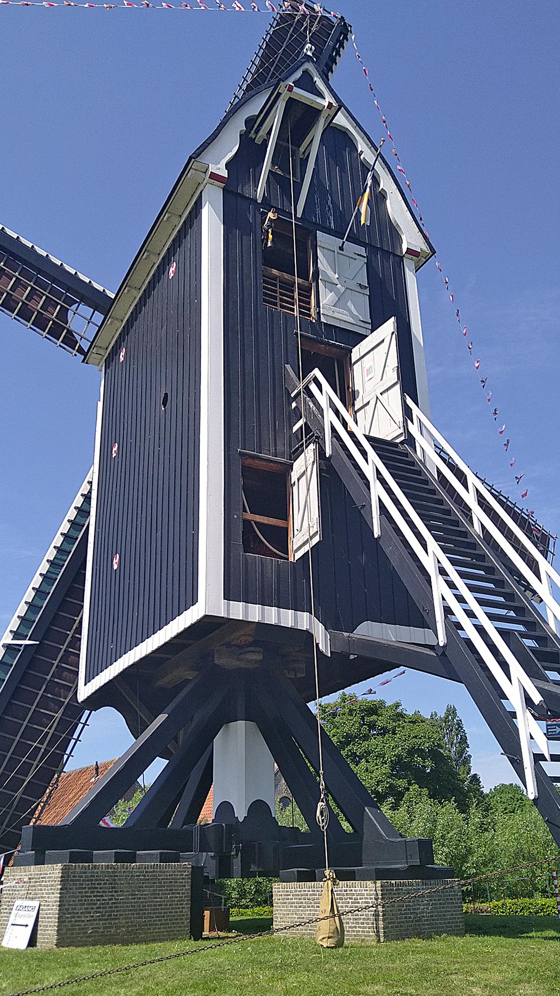 7, Molen 10145 't Vliegend Hert (Brielle), Ricardo de Romijn (14-05-2022)Duidelijk een driezolder standerdmolen. | Database Nederlandse molens