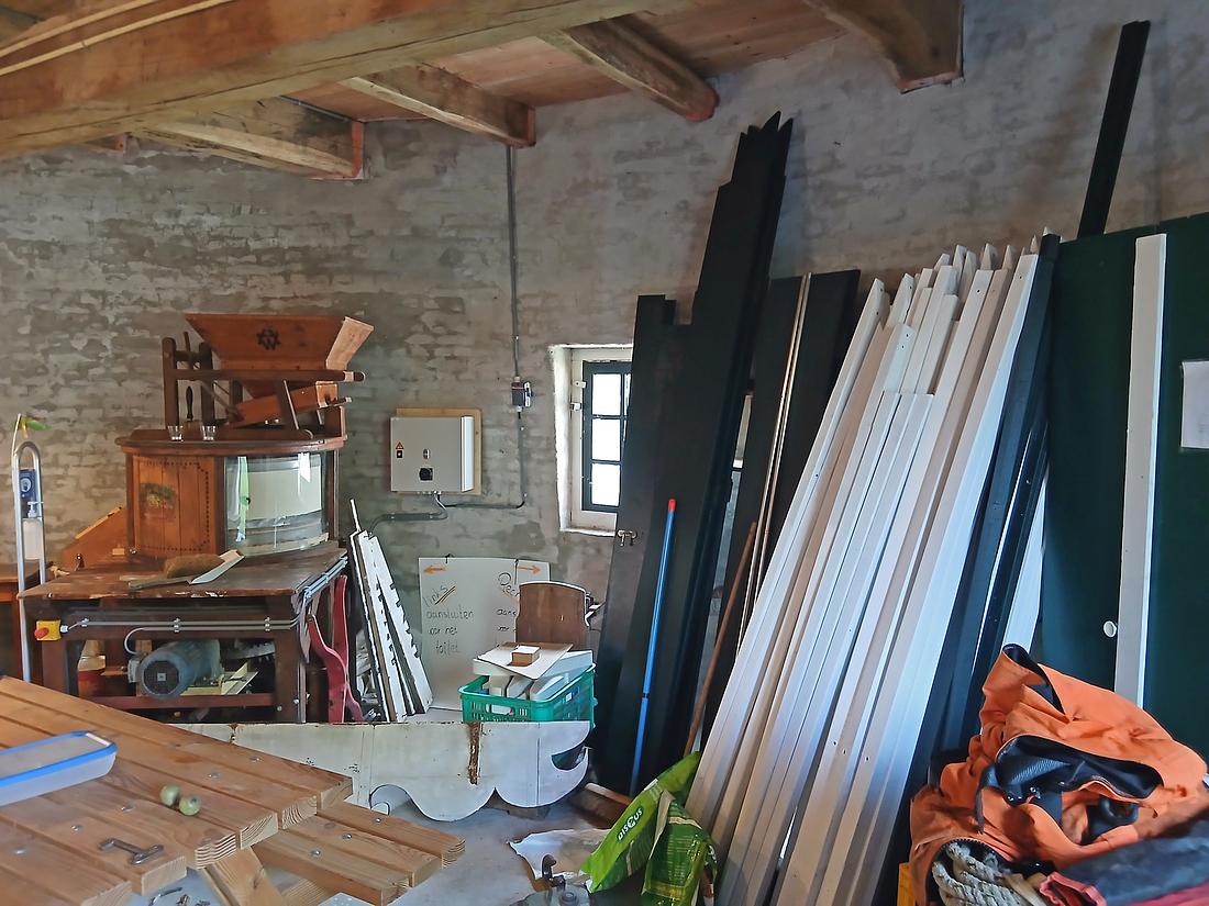 4, Molen 00486 De Zwaluw (Zuurdijk), Gijs Dinand Nienhuis (07-09-2026)Het nieuwe materiaal op de begane grond, dat voor de restauratie gebruikt zal worden. | Database Nederlandse molens