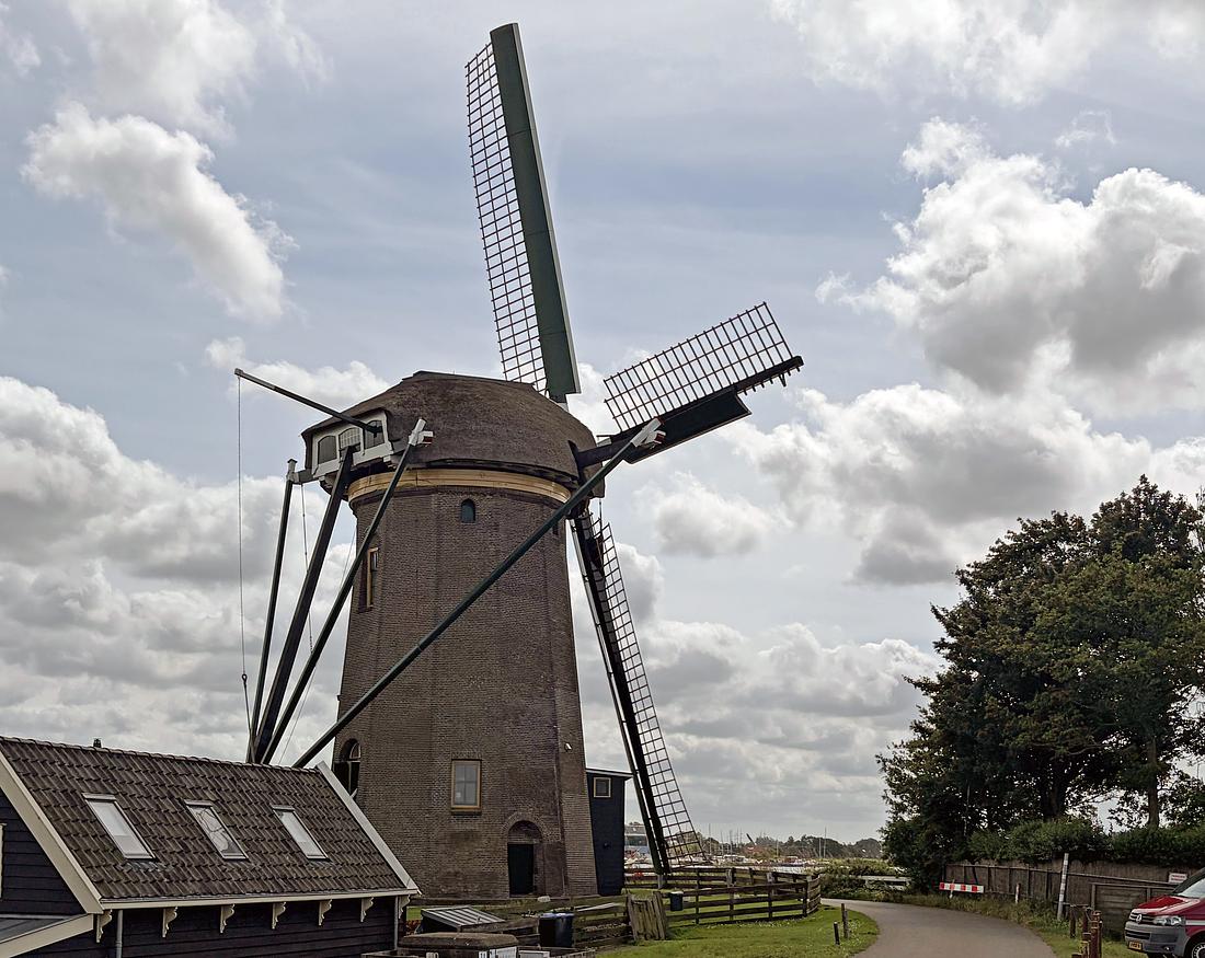 2, Molen 01802 Lijkermolen No.2 (Lijker 2) (Rijpwetering), Leo Middelkoop (07-06-2026)De molen met de na botsschade sterk ingekorte buitenroede. | Database Nederlandse molens