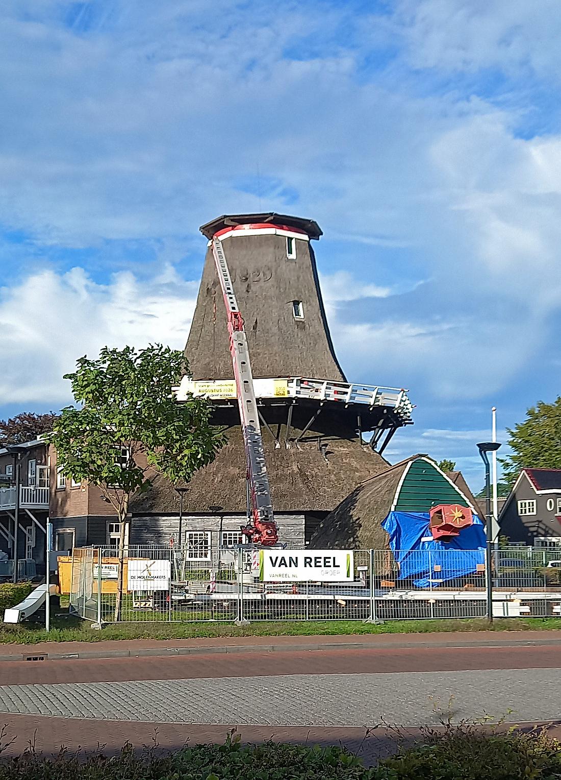 Molen 02632 De Wieker Meule (De Wijk), Erwin De Jonge (06-09-2026)De molen staat met afgenomen kap, staart en gevlucht in restauratie. | Database Nederlandse molens