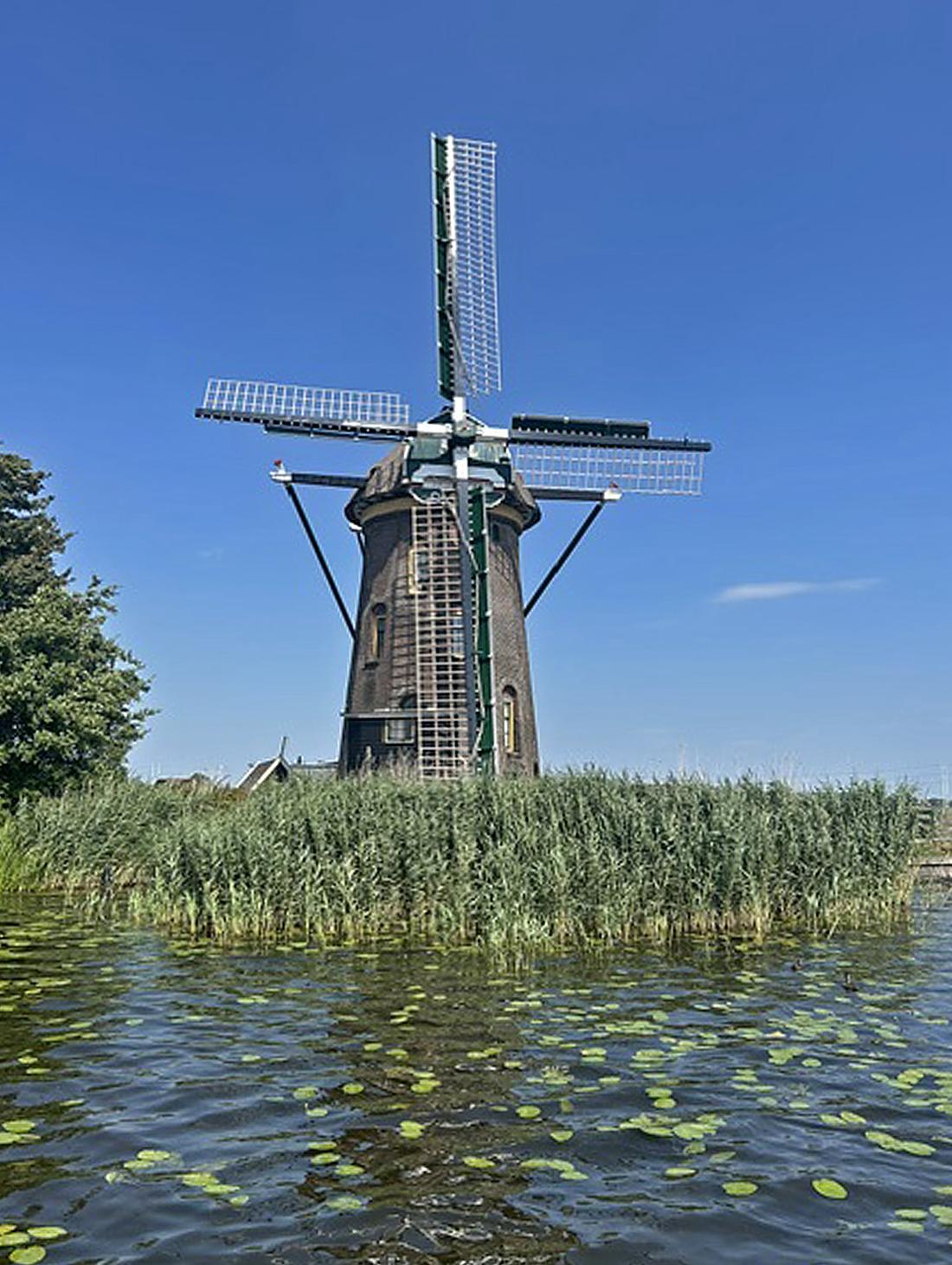 Molen 01802 Lijkermolen No.2 (Lijker 2) (Rijpwetering), Patrick HuigslootDe potsierlijke aanblik van de huidige situatie.&nbsp; | Database Nederlandse molens