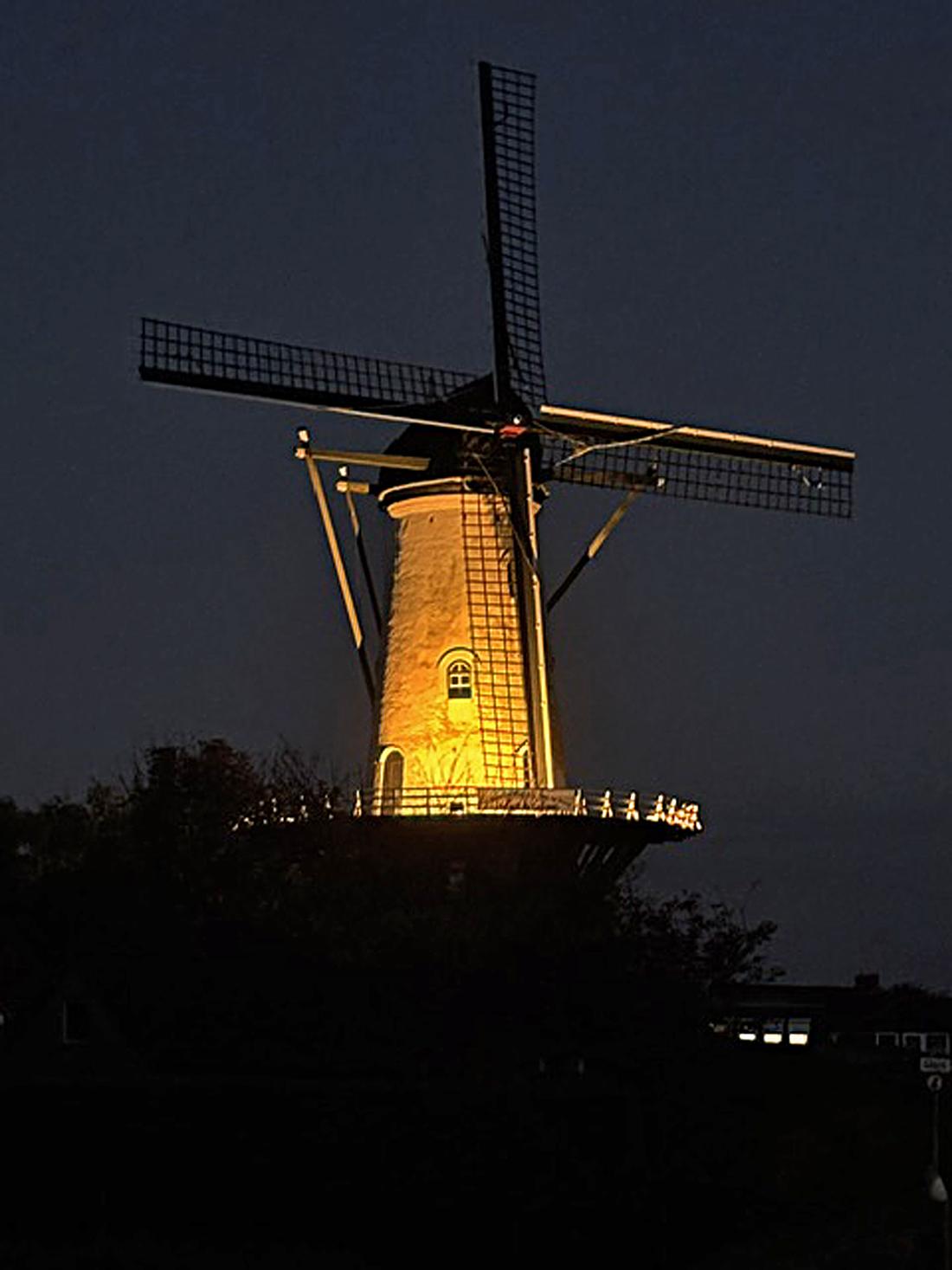 2, Molen 03324 De Witte Juffer (IJzendijke), Mariska Roose (24-10-2024)Mooie foto van de molen in het donker. | Database Nederlandse molens