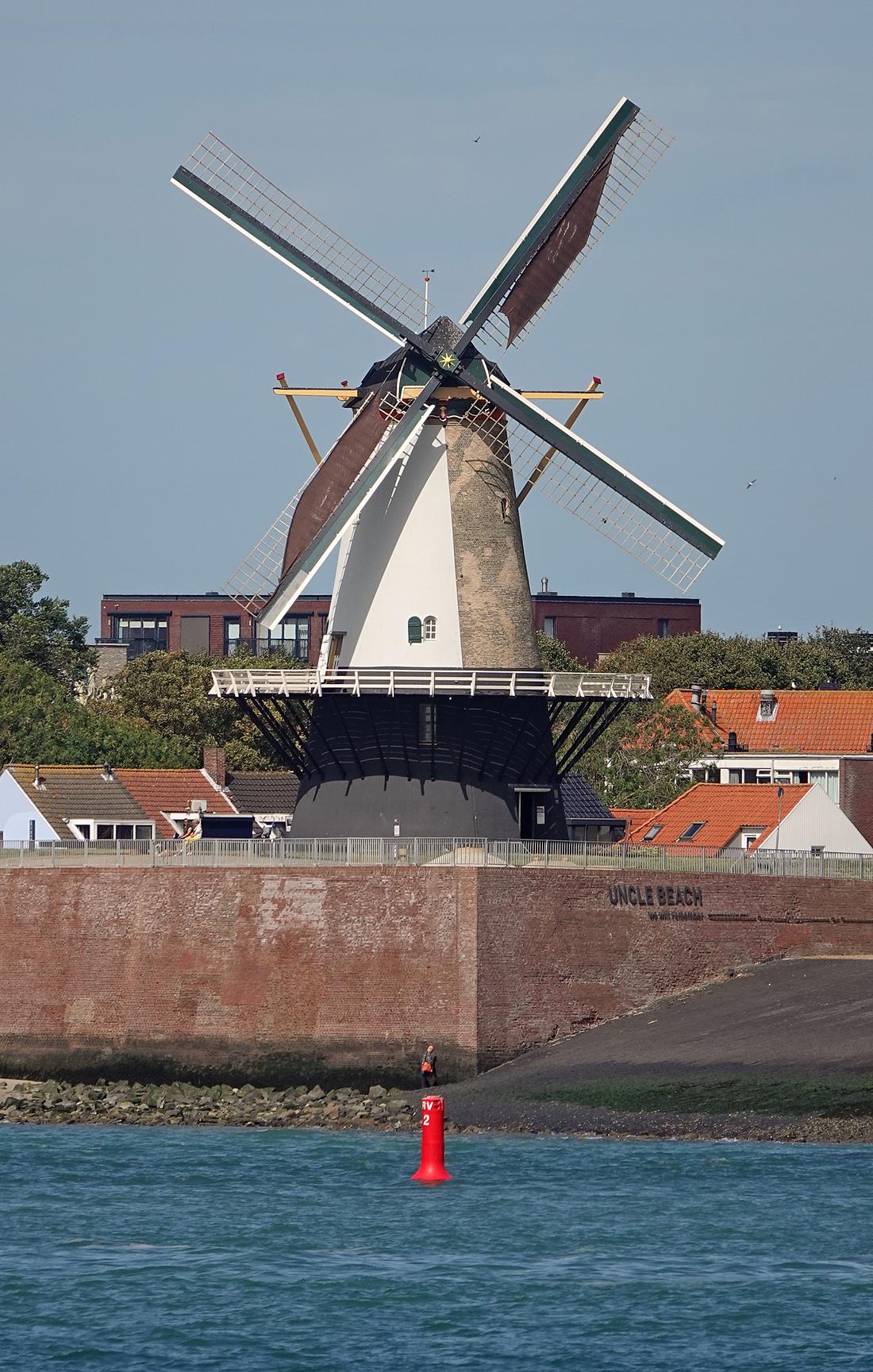 1, Molen 01665 Oranjemolen (Vlissingen), Michel Dellebeke (06-09-2026)Foto genomen vanaf de Westerschelde. | Database Nederlandse molens