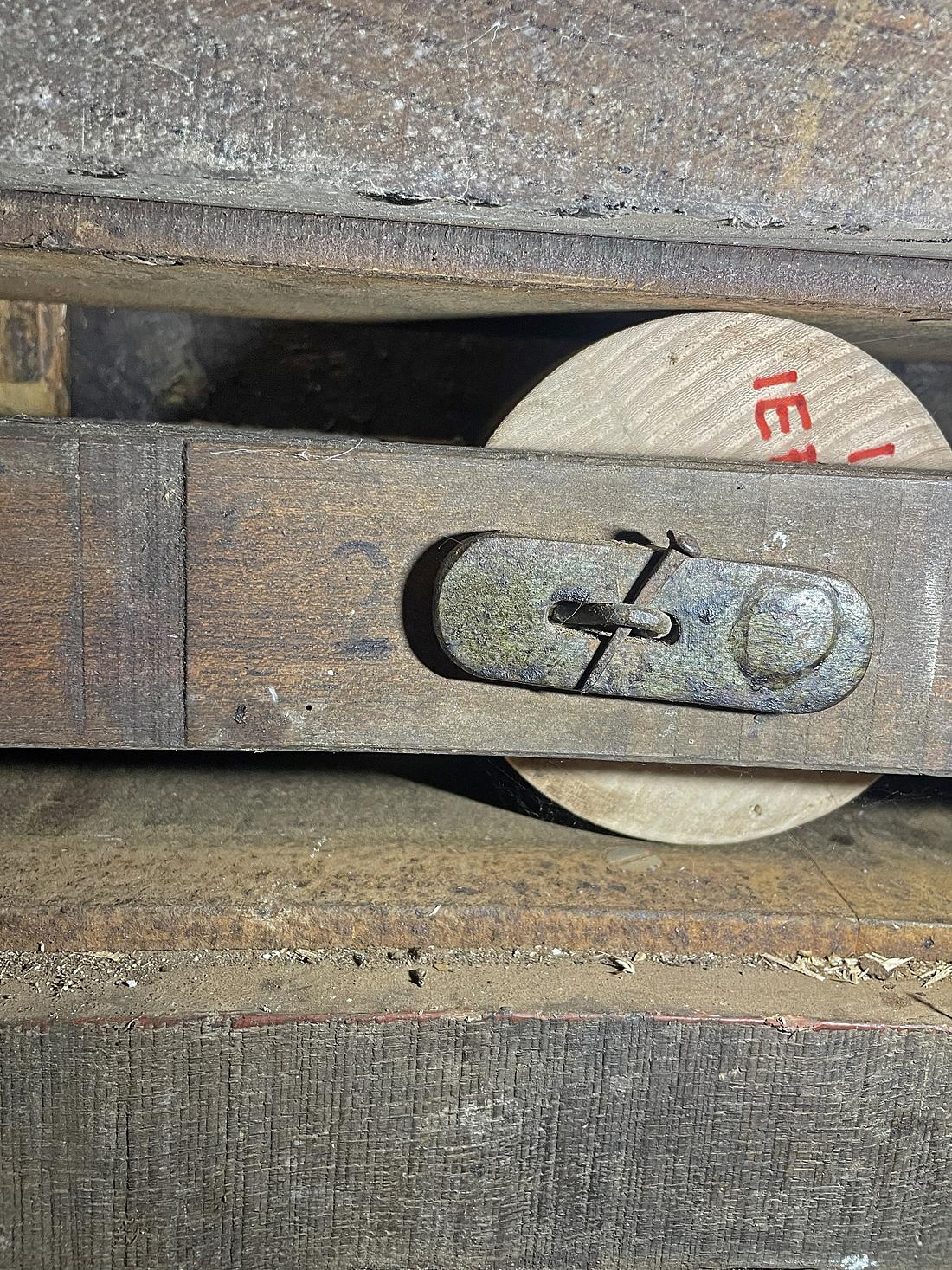 10, Molen 00345 De Hoop (Den Oever), Geerhard Lubbi (14-08-2026)Een van de 30 iepenhouten kruirollen die de kap dragen, inclusief as en wieken en zorgen ervoor dat de kap makkelijk op de wind gedraaid kan worden. | Database Nederlandse molens