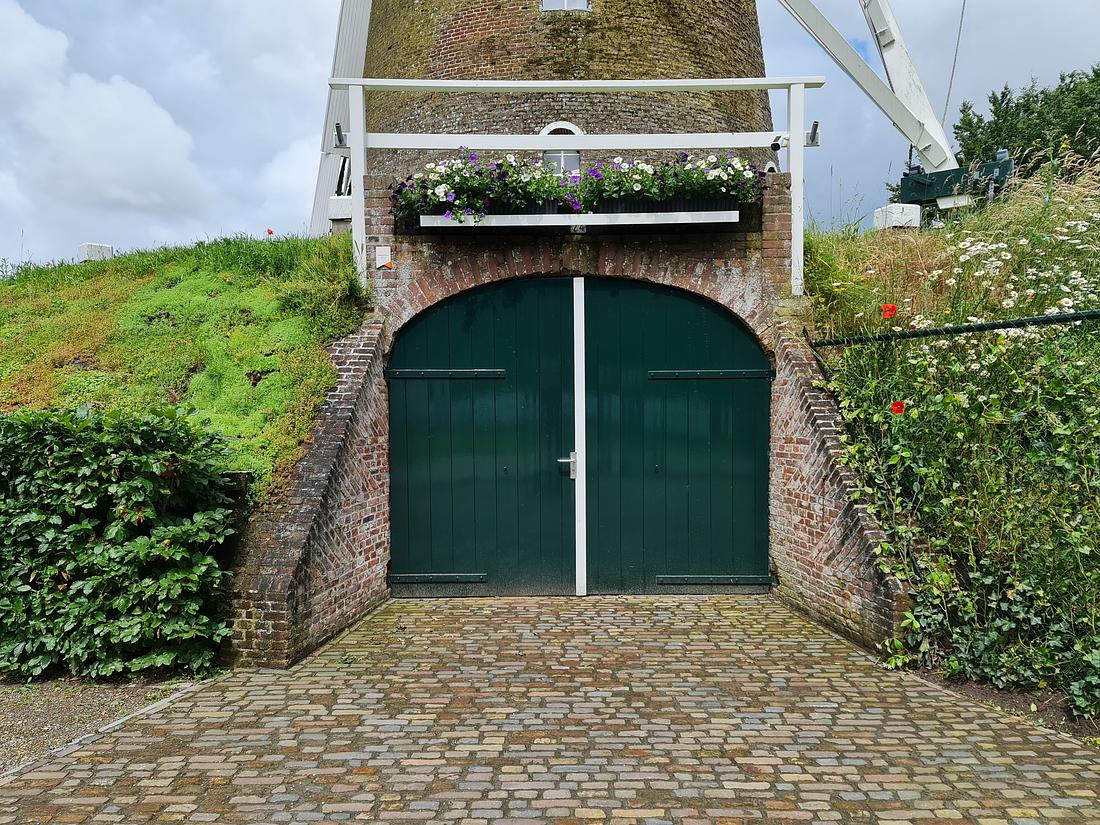 Molen 07516 De Heimolen (2e voorganger) (Rucphen), Foto van Pieter Zuijkerbuijk, opname 31-05-2024, Overgebleven Achtkante onderbouw uit 1844 die nu nog steeds dienstdoet als fundatie voor de huidige Belt/Bergmolen uit uit 1866. | Database Nederlandse molens