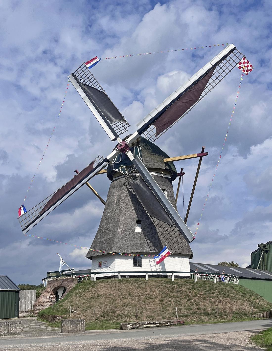 Molen 01225 Bergzicht (Gassel), Sem Hurkmans (12-09-2026)De molen in de vlaggen tijdens de Monumentendag. | Database Nederlandse molens