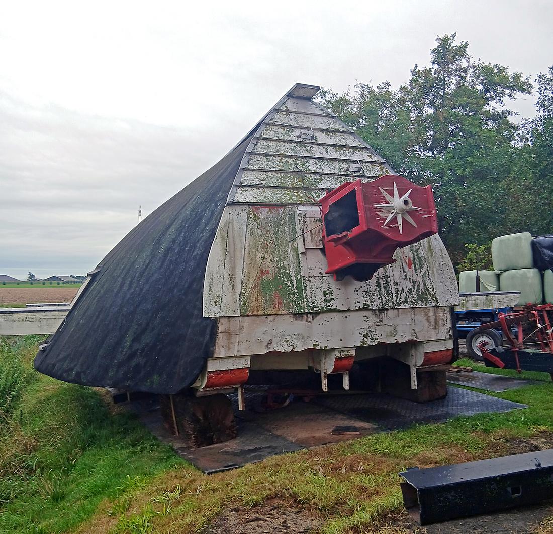1, Molen 00486 De Zwaluw (Zuurdijk), Gijs Dinand Nienhuis (11-09-2026)De kap staat nu naast de molen. | Database Nederlandse molens
