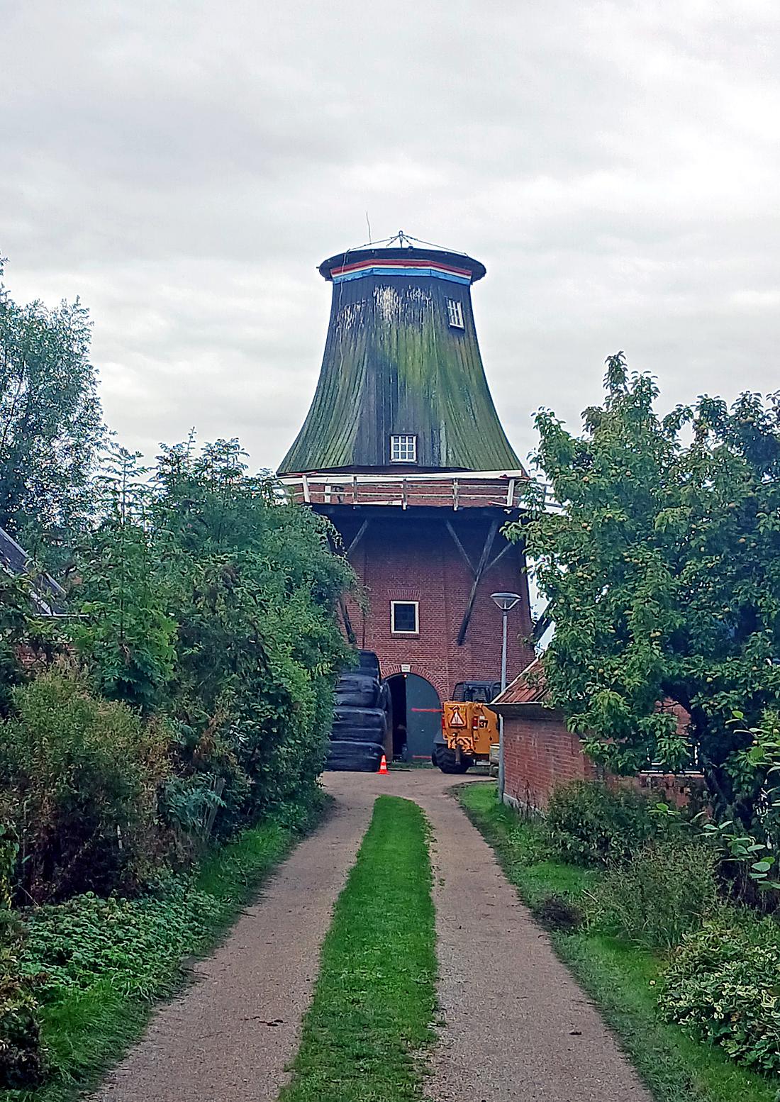 Molen 00486 De Zwaluw (Zuurdijk), Gijs Dinand Nienhuis (11-09-2026)De molen staat nu zonder kap, gevlucht en staart. | Database Nederlandse molens