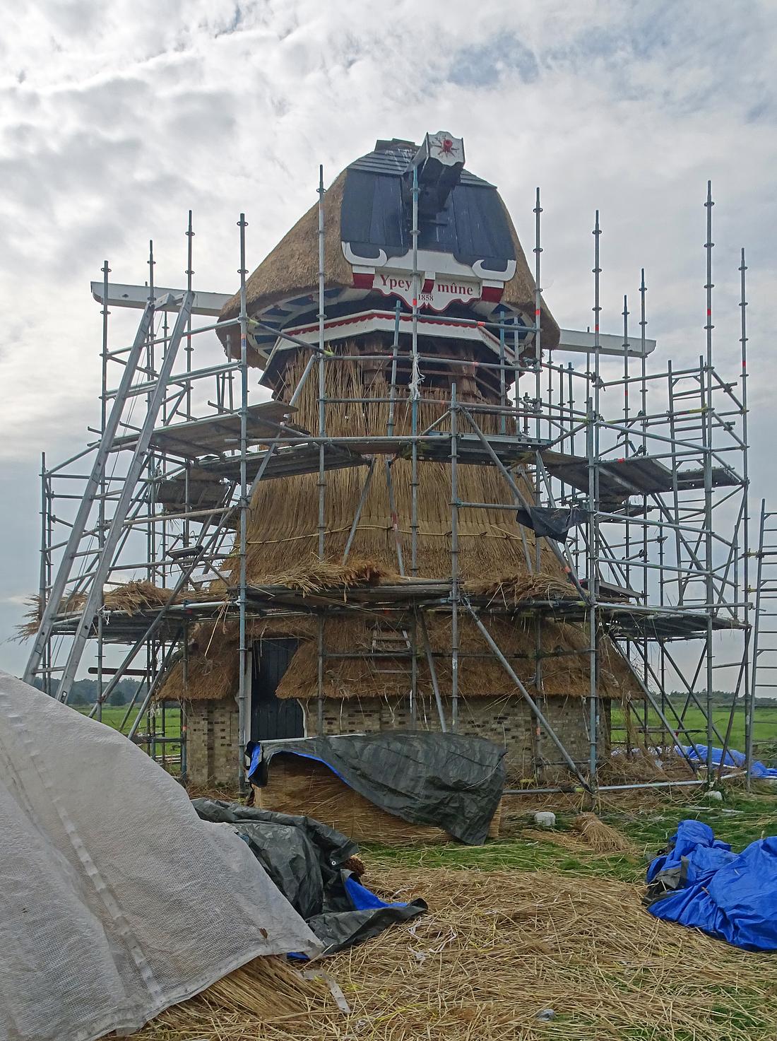 Molen 10248 Ypey Mole / Ypeymûne (Rijperkerk / Ryptsjerk), Martin E. van Doornik (12-09-2026)De molen wordt door een rietdekker onderhanden genomen.&nbsp;&nbsp; | Database Nederlandse molens