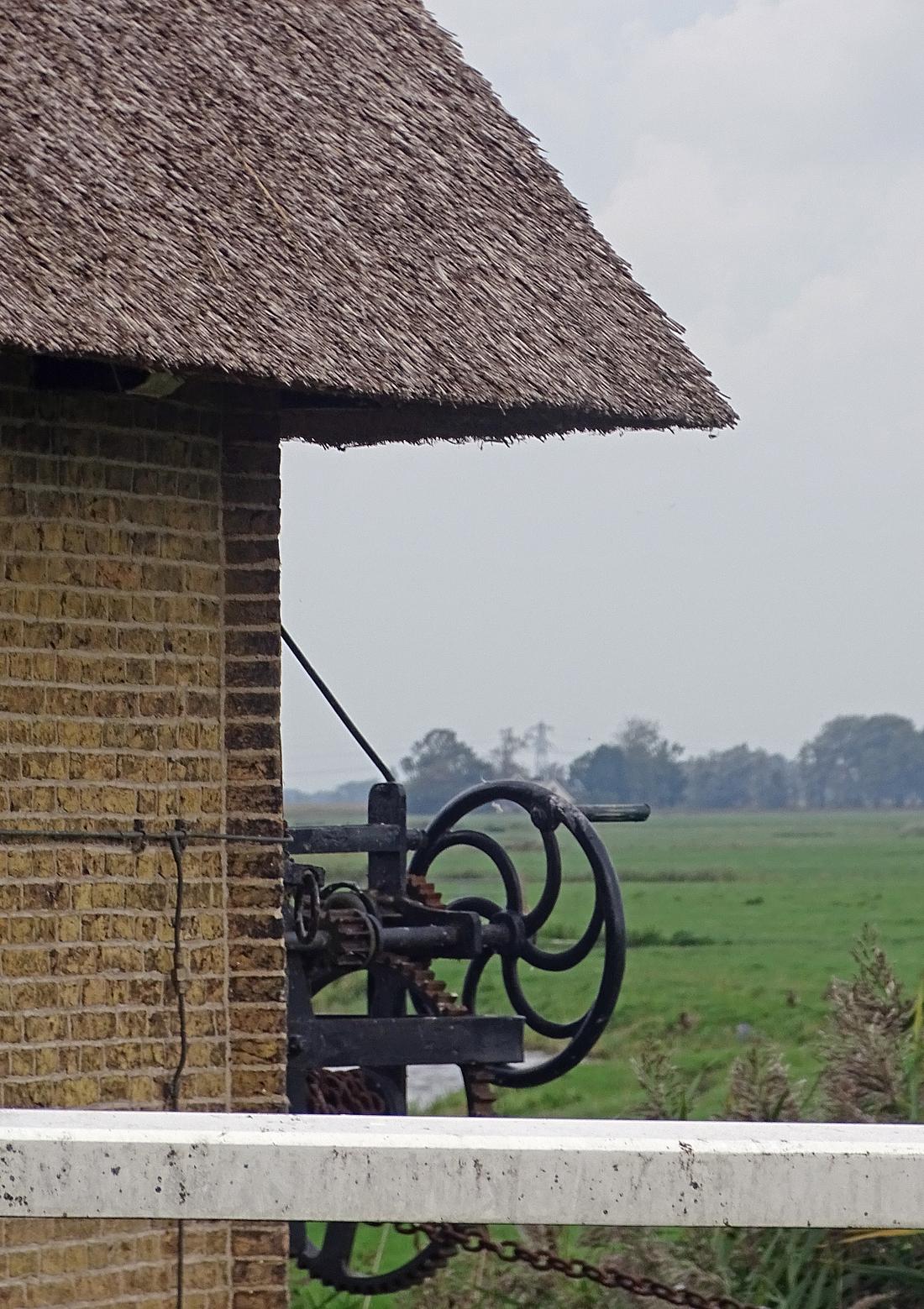 8, Molen 02974 De Huinsermolen (Huins / Húns), Martin E. van Doornik (12-09-2026)Het rechter wiel op de kruilier lijkt van een oude vrachtboot afkomstig te zijn. | Database Nederlandse molens