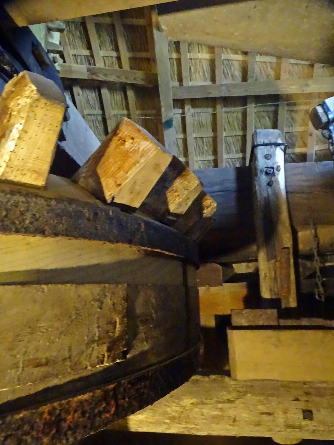 12, Molen 10235 Aylvapoldermolen (Burgwerd / Burchwert), Martin E. van Doornik (12-09-2026)De bonkelaar met conische kammen, daarachter een deel van de vangbalk met duimophanging. | Database Nederlandse molens