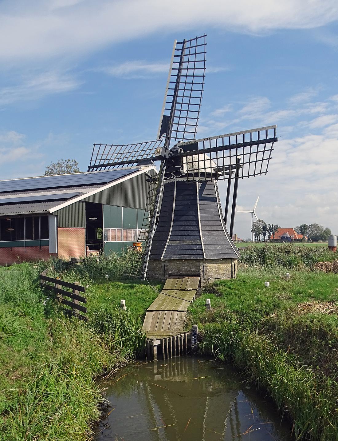 1, Molen 03739 Edensermolen / Ienzer Mole (Edens / Iens), Martin E. van Doornik (12-09-2026)Door de grootschalige uitbreiding van het veebedrijf staat het molentje op nog maar enkele meters van de stallen! | Database Nederlandse molens