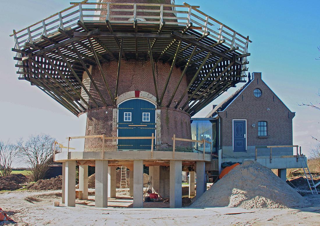 2, Molen 02660 De Bol (Varik), Denis Van Cronenburg (06-03-2011)Spectaculaur gezicht, met molenhuis en al mee omhoog. | Database Nederlandse molens