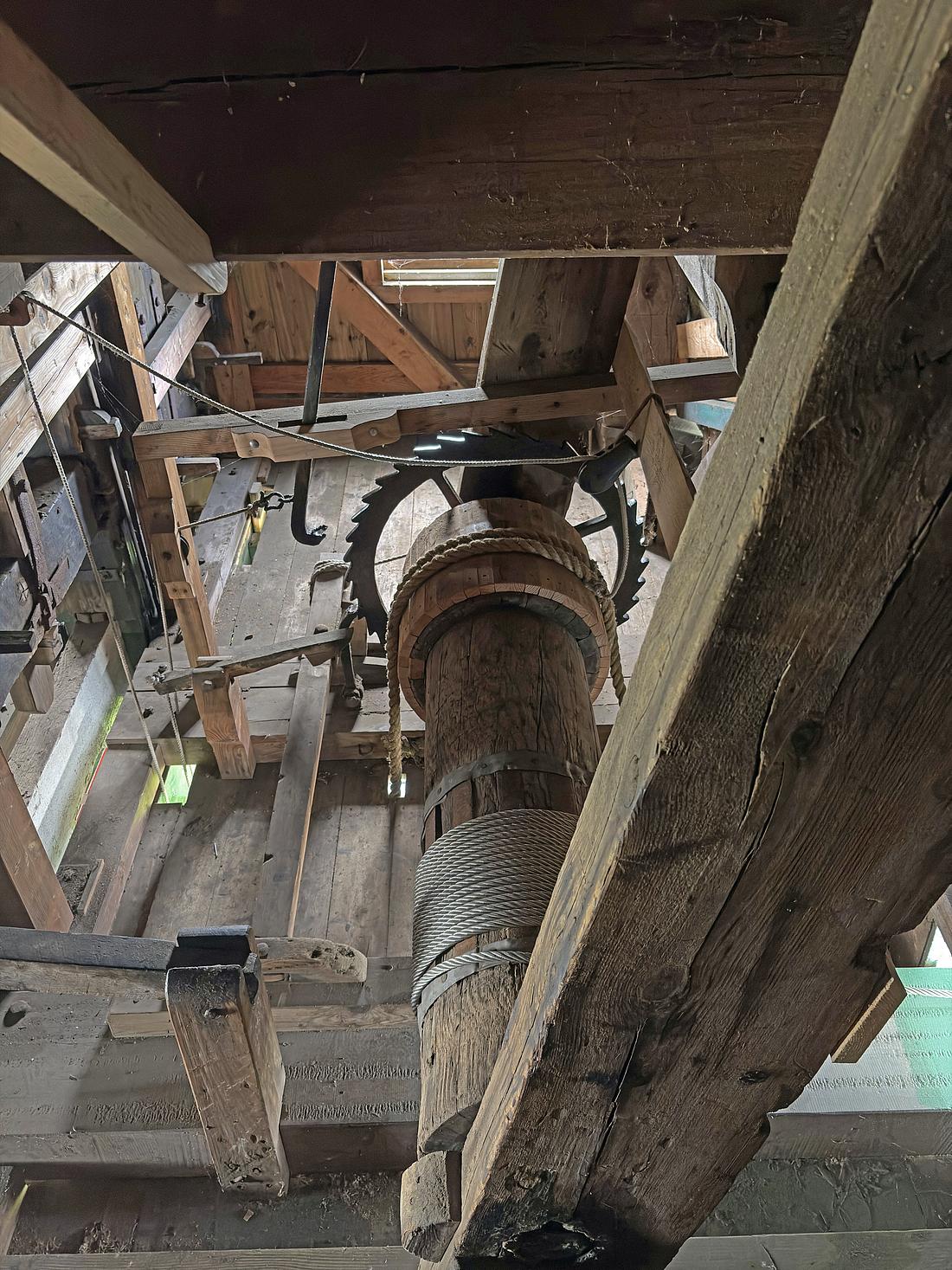 14, Molen 10690 De Poelenburg (ook: De Gekroonde Poelenburg) (Zaandam), Bernhard IJskes (14-09-2026)Winderij gangkraan. | Database Nederlandse molens