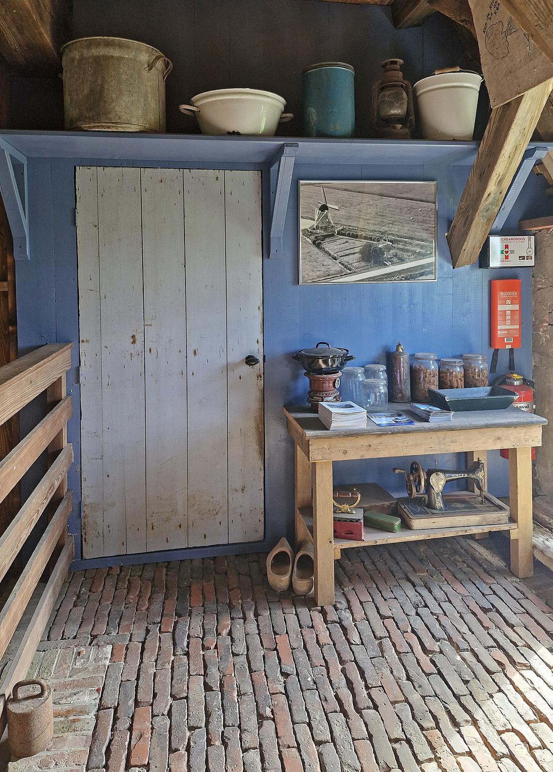 13, Molen 00475 De Eolus (Den Ham), Rob Hoving (19-08-2026)Tot 1895 was er een woning voor de molenaar in de molen.In 2026 is deze woning deels teruggebracht en weer ingericht. | Database Nederlandse molens